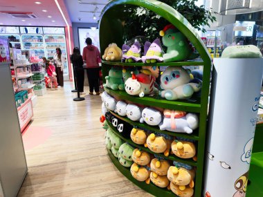 Stretford, İngiltere - 15 Kasım 2025: Manchester 'daki parlak oyuncakçı sahnesi eğri büğrü raflar ve müşteriler üzerinde lüks hayvanların yer aldığı.