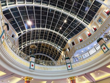 Stretford, İngiltere - 15 Kasım 2025: Manchester 'daki şık Trafford Center alışveriş salonu büyük mimari, yaldızlı motifler ve günlük güneşlik ışıklar sergiliyor.