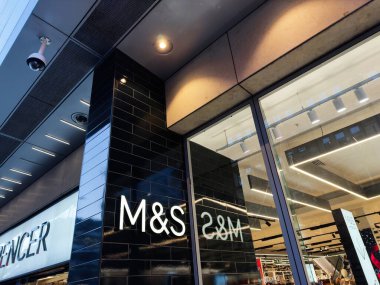 Manchester, İngiltere - 19 Kasım 2025: Manchester 'da cam cephe ve güvenlik kamerası ile modern bir M ve S mağazasının dış görüntüsü