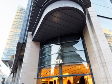 Manchester, İngiltere - 19 Kasım 2025: Modern mimari ve yansıtıcı cam sergilenen Manchester merkezindeki Zara mağazası.