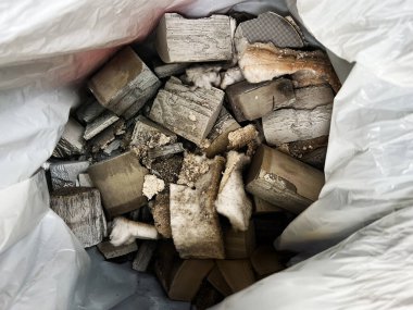 Plastik bir torba içindeki çeşitli katalitik dönüştürücü blokları ve artıkları, bugün geri dönüşüm ya da proje kullanımını bekliyor.