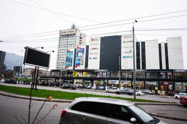 Chisinau, Moldova - 22 Kasım 2025: Chisinau Moldova 'da modern bir alışveriş merkezi, işlek cadde ve tabelalı mağazaların yer aldığı canlı kent manzarası