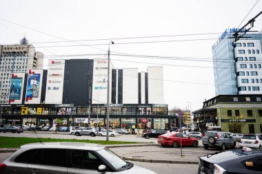 Chisinau, Moldova - 22 Kasım 2025: Chisinau 'da modern bir alışveriş merkezinin vitrinleri ve sürekli trafiğin yer aldığı şehir manzarası