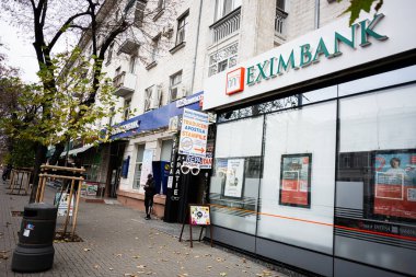 Chisinau, Moldova - 22 Kasım 2025: Chisinau 'da işlek bir caddede afişler, işaretler ve yayalarla dolu bir banka şubesi.