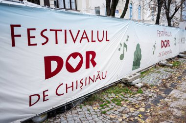 Chisinau, Moldova - 22 Kasım 2025: Moldova 'da ağaçlarla kaplı bir kaldırım taşı caddesinde Dor de Chiinu festivalinin reklam pankartları.