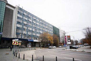 Chisinau, Moldova - 22 Kasım 2025: Çağdaş ofis bloğu, Chisinau Moldova 'da park etmiş arabalar ve ağaçlarla dolu işlek bir caddeye öncülük ediyor.