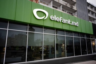 Chisinau, Moldova - 22 Kasım 2025: Chisinau 'da canlı yeşil cephe ve geniş cam paneller içeren modern bir Elefant MD mağazası.