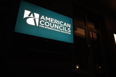 Chisinau, Moldova - 22 Kasım 2025: Uluslararası eğitim programlarını destekleyen Chisinau, Moldova 'daki Amerikan Konseylerinin Gece Görüşü.