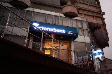 Chisinau, Moldova - 22 Kasım 2025: Chisinau Moldova 'da banka dış cephesi, kentsel gece sahnesinde parlak tabela ve cam cephe.