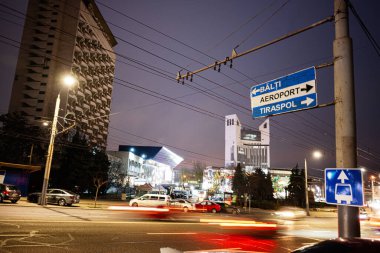 Chisinau, Moldova - 22 Kasım 2025: Chisinau 'da havaalanı ve Tiraspol tabelaları, yoğun trafik ve parlayan şehir ışıklarıyla şehir gecesi