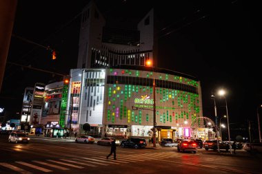 Chisinau, Moldova - 22 Kasım 2025: Cisinau Moldova 'da renkli ışıkları ve trafiği olan hareketli bir alışveriş merkezinin gece görüşü.