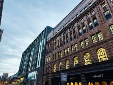 Manchester, İngiltere - 10 Aralık 2025: Manchester 'da Mount Caddesi manzarası modern bir perdeli binanın yanında tarihi bir mimariyi gösteriyor..
