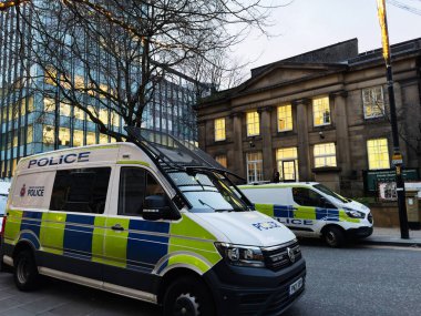 Manchester, İngiltere - 10 Aralık 2025: Manchester 'da Friends Meeting House' un önünde park etmiş polis araçları şehir güvenliğini ve şehir hayatını ele geçirdi.