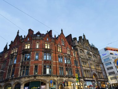 Manchester, İngiltere - 10 Aralık 2025: Alacakaranlıkta, Manchester, İngiltere 'de, Cross st..