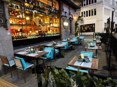 Manchester, İngiltere - 10 Aralık 2025: Manchester caddesindeki Caffe Grande Piccolino yemek organizasyonu şık masalar, mumlar ve çevredeki şarap barları sunuyor.