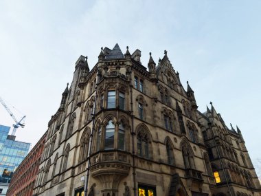 Manchester 'da Gotik tarzı bina. Şehir merkezinde karmaşık taş işçiliği, kemerler ve yüksek kuleleri var..
