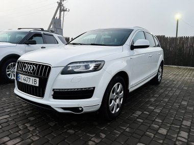 Kyiv, Ukrayna - 19 Aralık 2025: Beyaz Audi Q7 SUV, lüks, tarz ve kentsel kullanışlılığı vurguluyor.