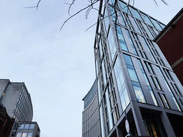 Manchester 'daki cam panellerle gösterişli bir gökdelen, şehir mimarisini ve sabah ışığını yakalıyor..