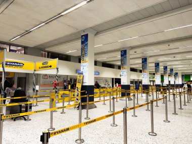 Manchester, İngiltere - 13 Aralık 2025: Manchester Havaalanı kuyruk ve yolcuları ile dolu terminal.