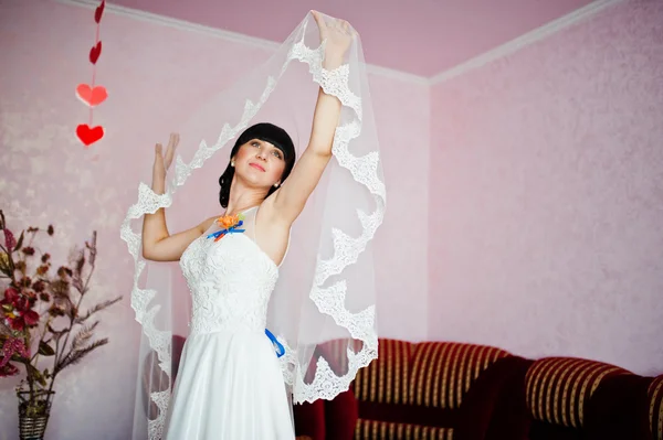 Brunette bride play with veil — Stock Photo, Image