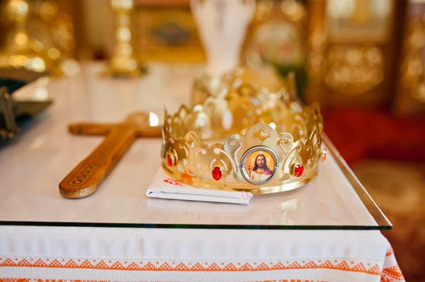 Couronne de mariage à l'église — Photo