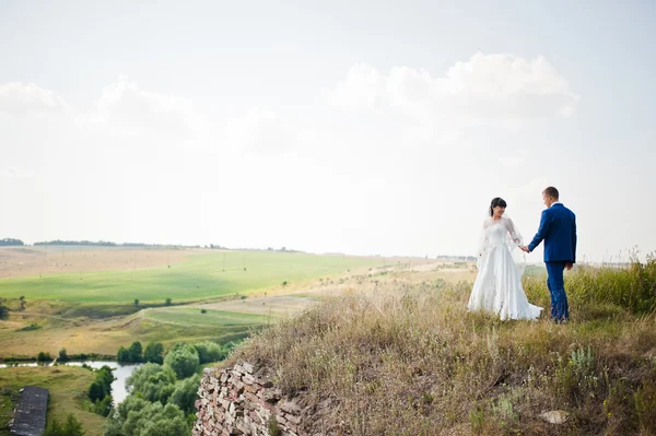 Wedding couple near cliff — Stock Photo, Image