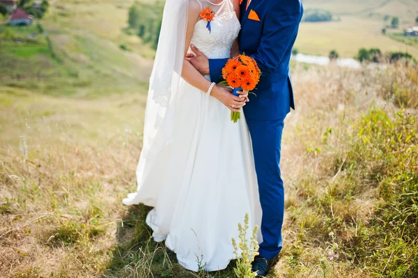 Wedding couple with bouquet at hand background landskape — Stock Photo, Image