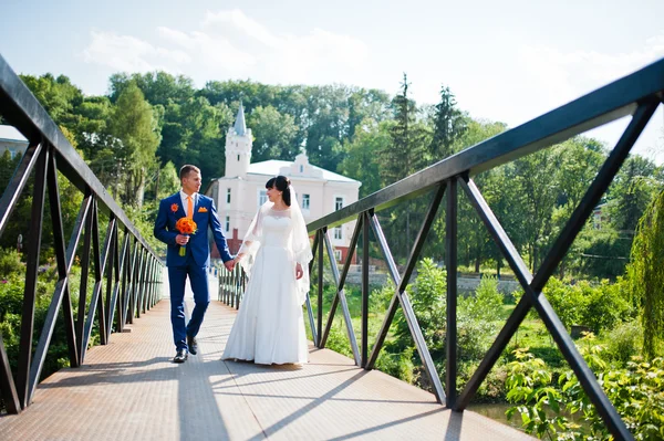 Свадебная пара на металлическом мосту — стоковое фото