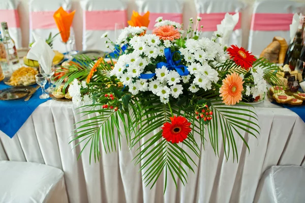 Букет квітів на весільному столі — стокове фото