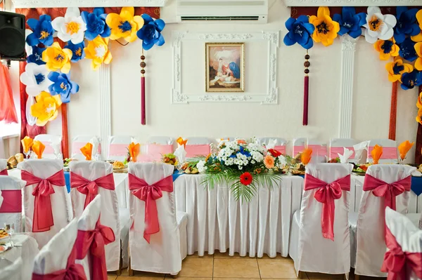 Wedding table with chairs with ribbon — Stock Photo, Image