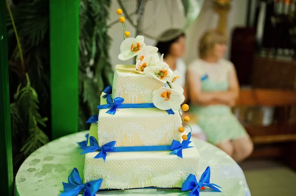 Wedding cake with blue ribbon — Stock Photo, Image