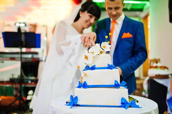 Gâteau de mariage coupé fraîchement marié — Photo