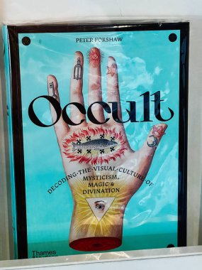Londra, İngiltere - 12 Aralık 2025: Göz ve sembolik unsurlara sahip mistik bir el içeren canlı okült temalı poster. Peter Forshaw
