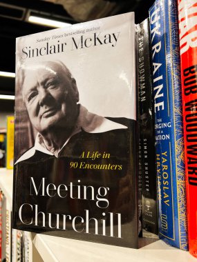Londra, İngiltere - 12 Aralık 2025: Churchill 'in portresi ve 90 karşılaşmadaki bir hayattan biyografik anların yer aldığı kitap kapağı.