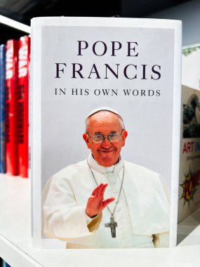 Londra, İngiltere - 12 Aralık 2025: Parlak bir kitapçıda sergilenen kitabının kapağında gülümseyen Papa Francis.