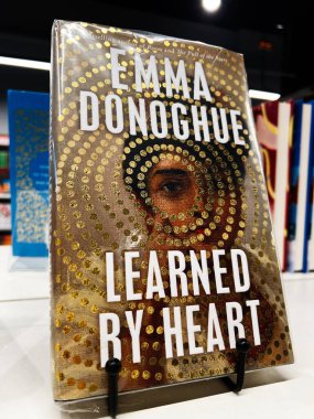 Londra, İngiltere - 12 Aralık 2025: Emma Donoghue 'nun Yürekten Öğrendiği ve sergilenen parlak noktaların yer aldığı bir kitabın kapağı.