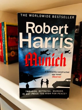 Londra, İngiltere - 12 Aralık 2025: Robert Harris 'in Münih' in kitap kapağı, 2..