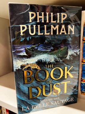 Londra, İngiltere - 12 Aralık 2025: Philip Pullman 'ın Dust La Belle Sauvage kapağı bir rafta sergilendi.