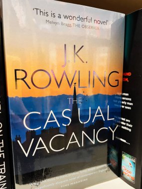 Londra, İngiltere - 12 Aralık 2025: J. K. Rowling 'in Günbatımı gökyüzü ve şehir siluetinin yer aldığı Gündelik Boşluk kitabının kapağı.