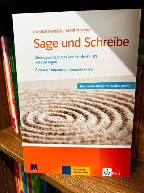 Londra, İngiltere - 12 Aralık 2025: Yeni başlayanlar için alıştırmalar ve çözümler içeren Almanca çalışma kitabı kapağı.