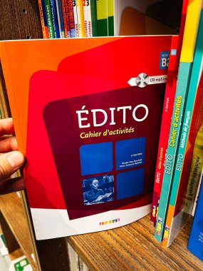 Londra, İngiltere - 12 Aralık 2025: Renkli dito cahier d 'activits çalışma kitabı bir kitaplıkta, eğitime ve öğrenmeye hazır.