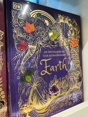 Londra, İngiltere - 12 Aralık 2025: Altın sarısı ve kristal aksanlı göz alıcı mor kitap kapağı. Cally Oldershaw 'dan Dünya