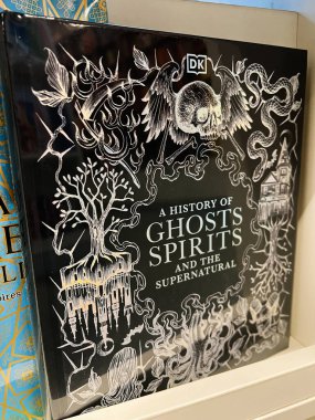 Londra, İngiltere - 12 Aralık 2025: Dk, hayaletlerin ve doğaüstü motiflerin dramatik siyah beyaz çizimlerini içeren kitap kapağı resmi yayınladı..