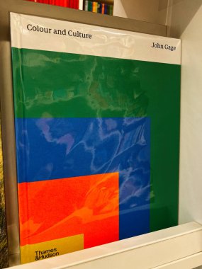 Londra, İngiltere - 12 Aralık 2025: Parlak bir yüzey üzerinde koyu renk blokları olan büyük bir kitap kapağı. Renk ve Kültür: John Gage.