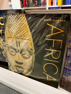 Londra, İngiltere - 12 Aralık 2025: Karmaşık bir altın maske ve koyu bir arkaplanda cesur bir başlık içeren çarpıcı bir kitap kapağı. Afrika Yazan David Olusoga