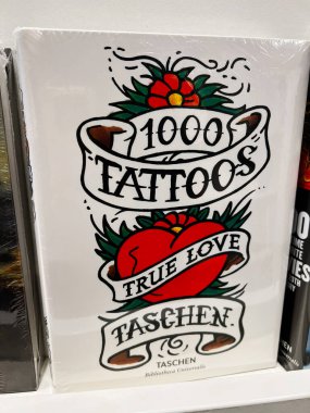 Londra, İngiltere - 12 Aralık 2025: Taschen sanat kitabının afişleri ve çiçekleri ile cesur bir kalp tasarımı içeren kapak.