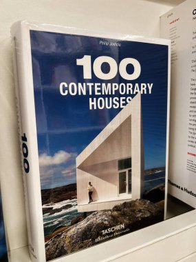 Londra, İngiltere - 12 Aralık 2025: Taschen mimari kitabından çarpıcı bir kapak. 100 Çağdaş Ev