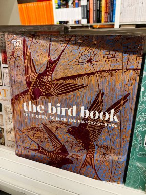 Londra, İngiltere - 12 Aralık 2025: Uçan kuşlar ve stilize doğa manzarası, klasik tasarım içeren dekoratif bir sanat kitabı kapağı.