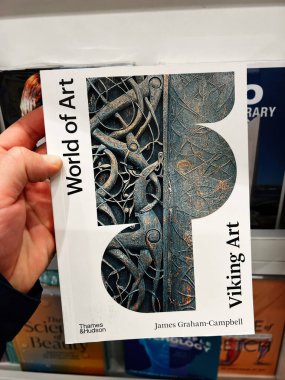 Londra, İngiltere - 12 Aralık 2025: James Graham Campbell tarafından hazırlanan World of Art Viking Art kapağı.