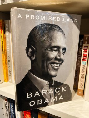 Londra, İngiltere - 12 Aralık 2025: Vaat Edilen Topraklar 'ın kapağında Barack Obama' nın siyah beyaz portresi.